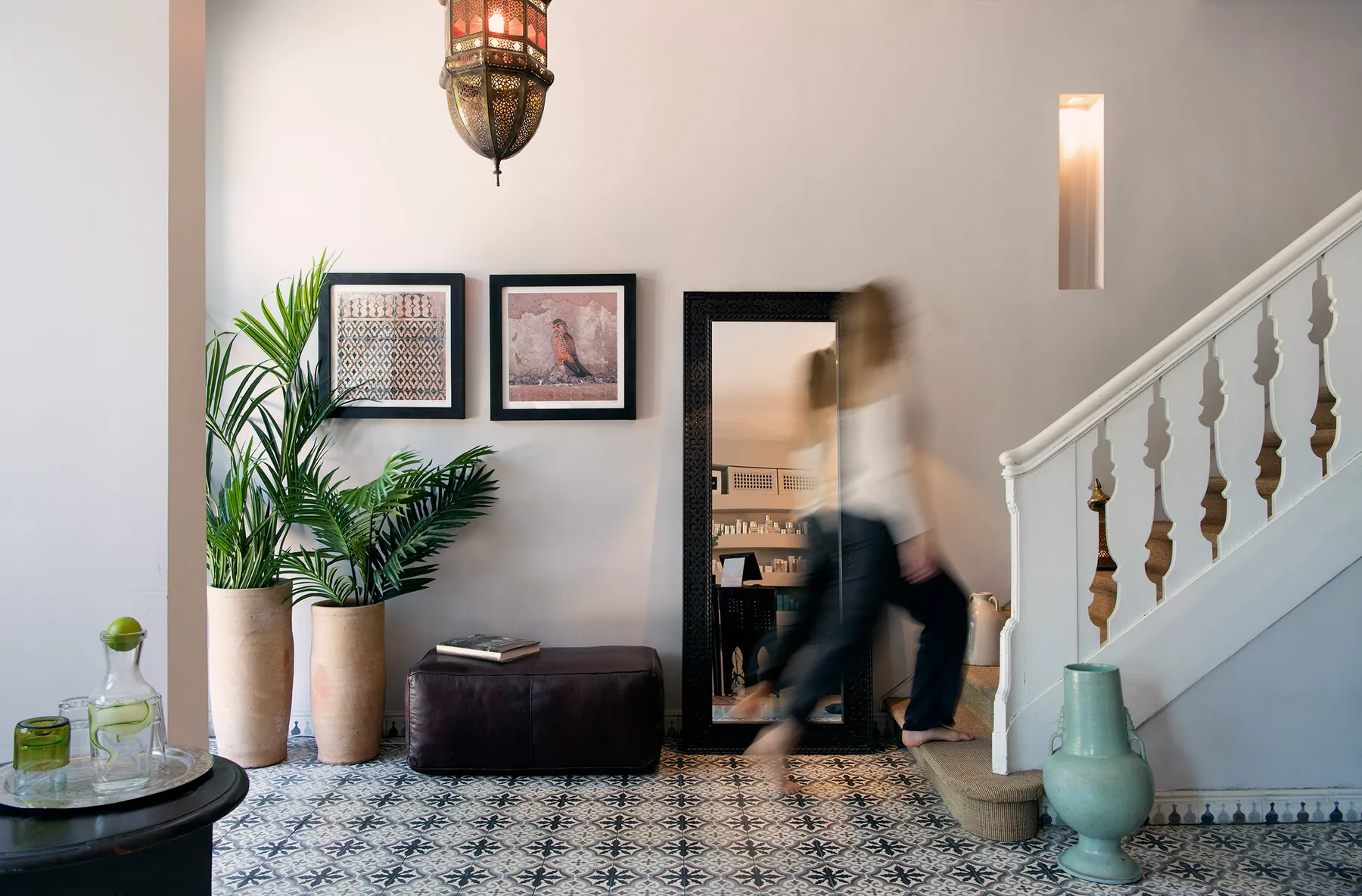 Inngangen hos Annes Hudpleie & Spa, med mosaikkgulv, speil og trapp