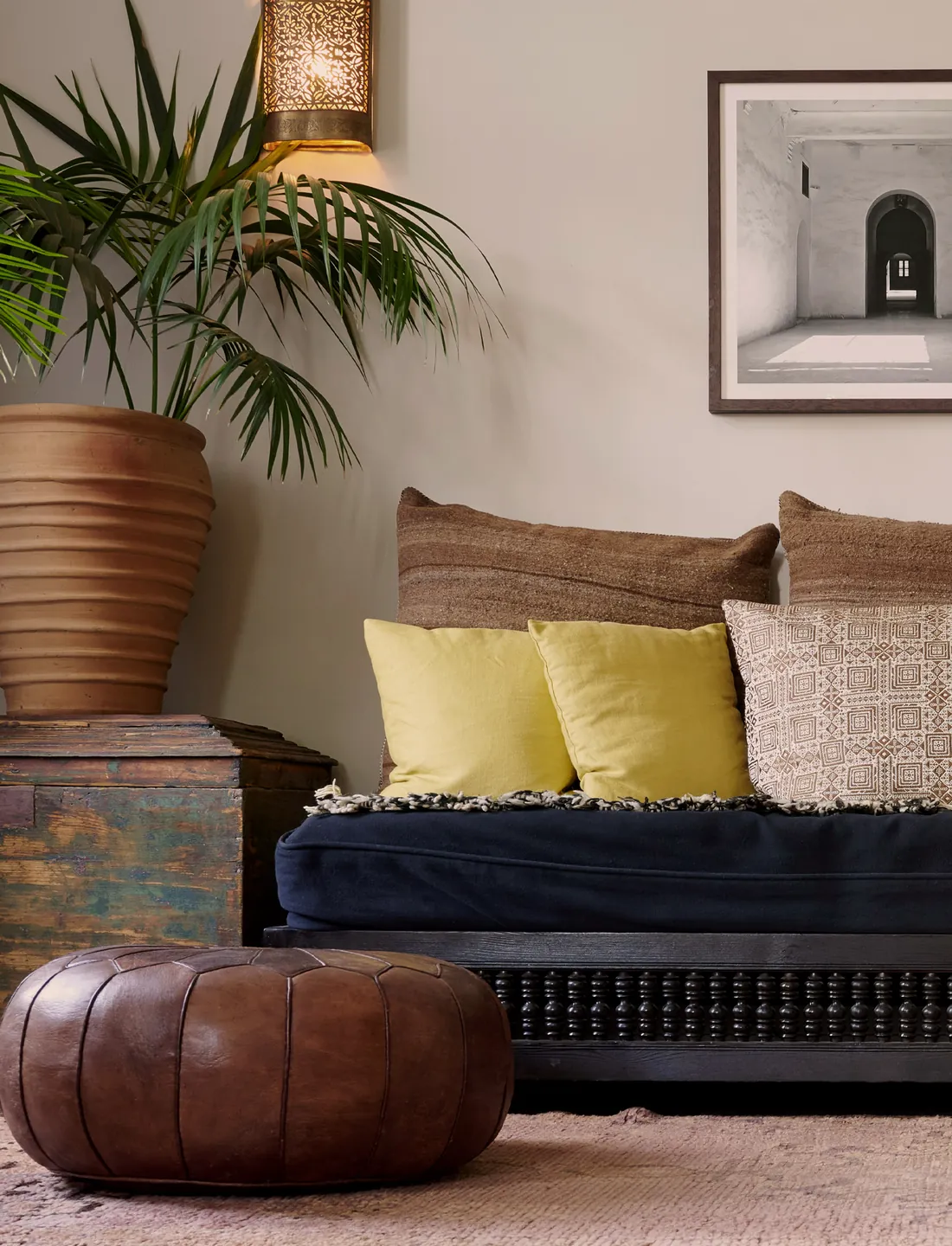 Loungen med puffer, planter og lave sofaer