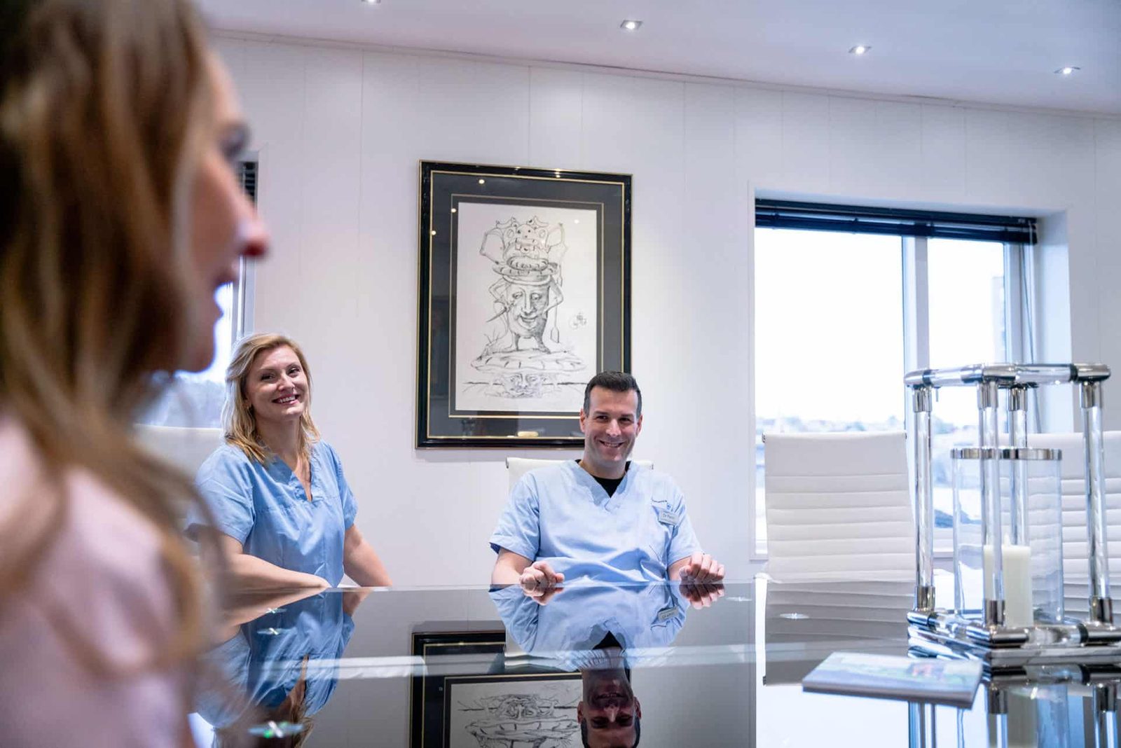 Konsultasjon ved Cosmetica Klinikken i lyse lokaler