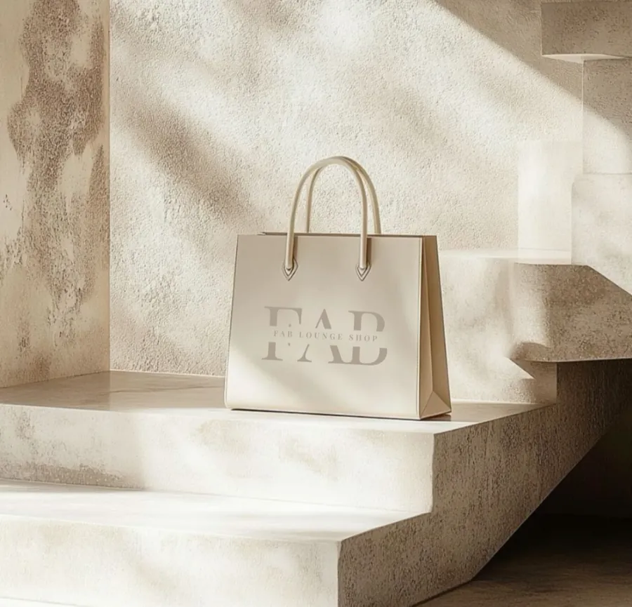 Gavepose med Fab.Lounge-logo og hudpleieprodukter