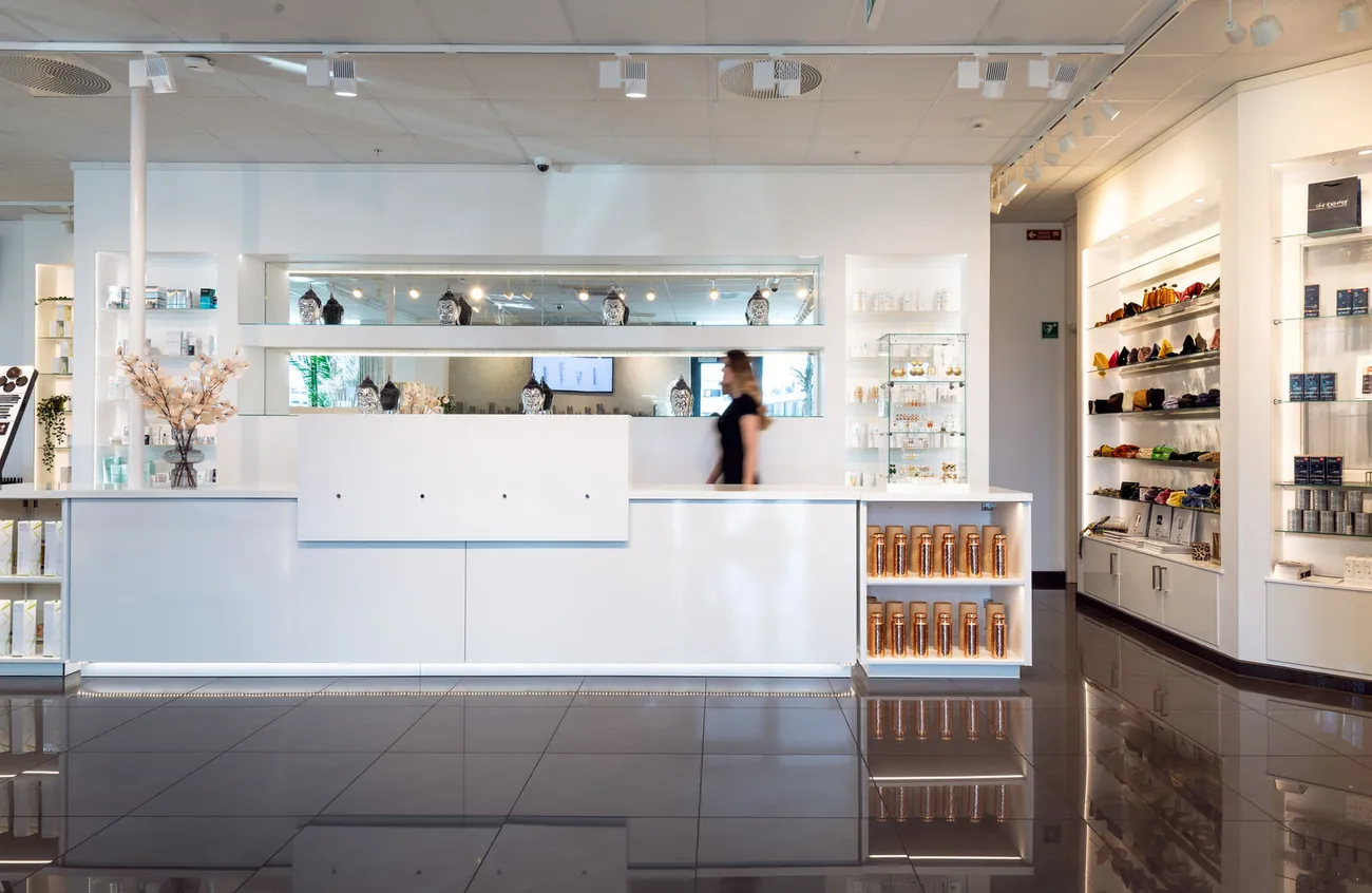 Resepsjonen og produktveggene hos Fab.Lounge Medispa