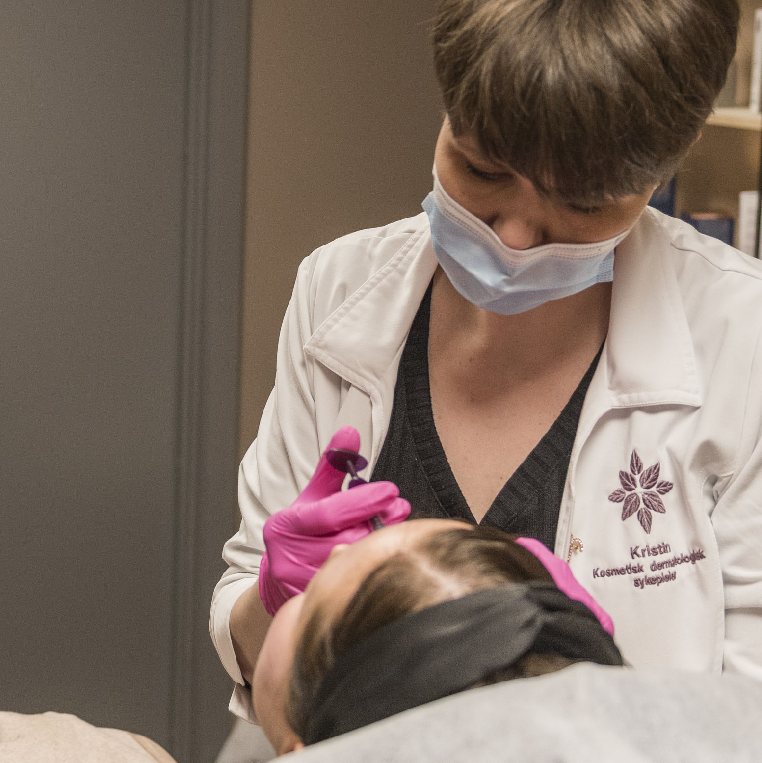 Behandler hos Frogner Hudklinikk under en behandling