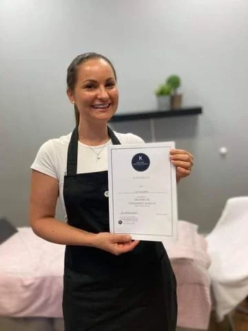 Veronica Jagedal i klinikken med sitt kursbevis i permanent makeup
