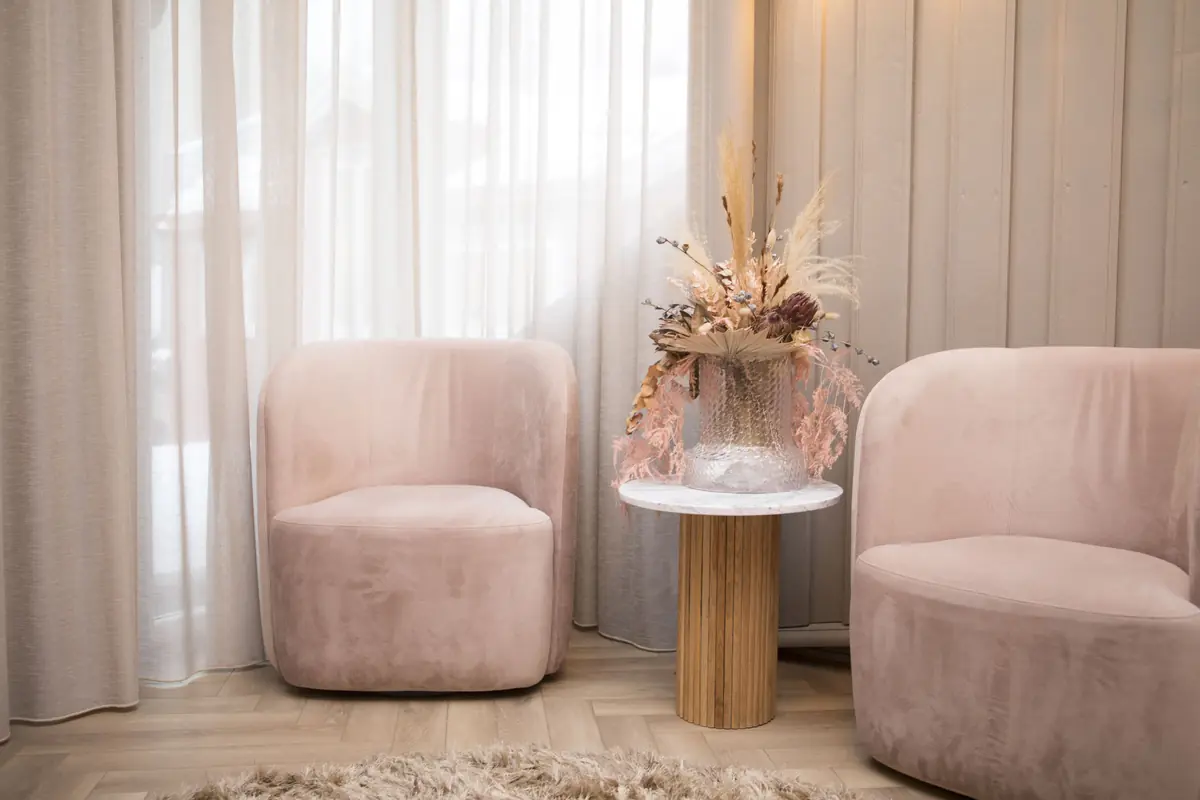 Ventesonen med rosa velourstoler og marmorbord