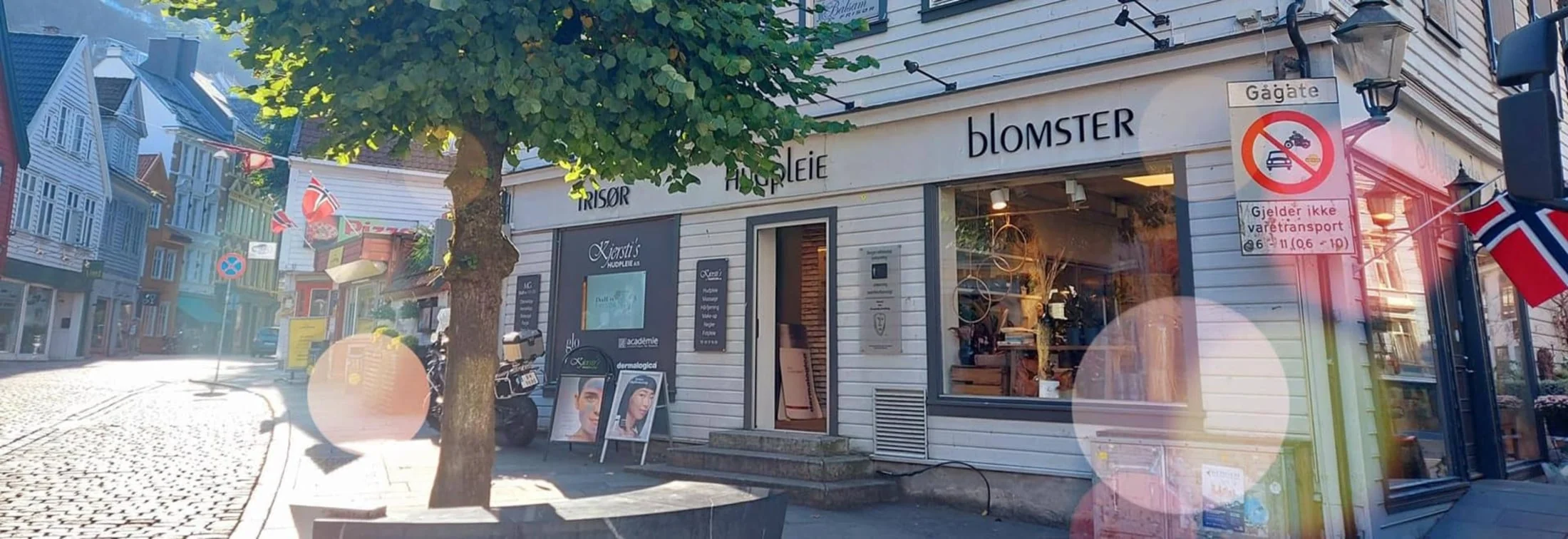 G&aring;gaten utenfor salongen i Bergen sentrum