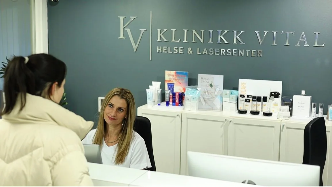 Resepsjonen hos Klinikk Vital med to av de ansatte