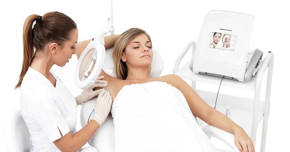 To behandlere fra Klinikk Vital ved apparatet under en behandling