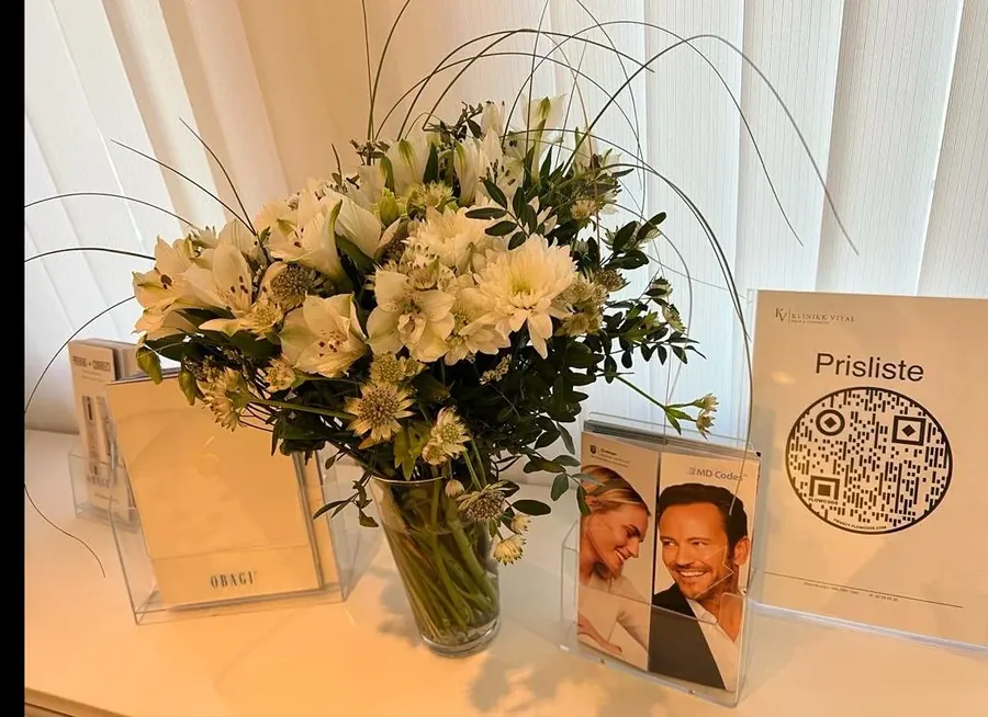 Venterommet med blomster og prisliste
