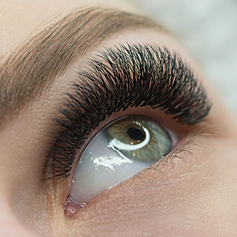 En lash lifting-behandling udføres på en kunde hos La Elegancia i Silkeborg.