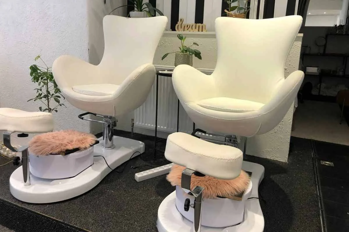 Salonens to pedicurestole hos La Elegancia i Silkeborg.