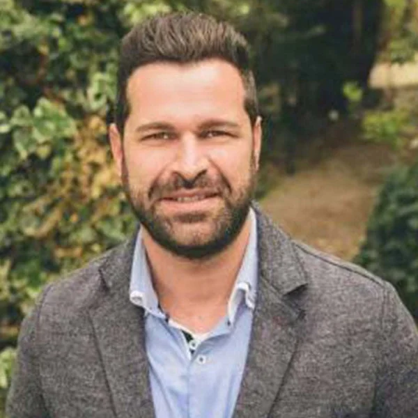 Portræt af Karlos Medina, frisør hos La Elegancia i Silkeborg.