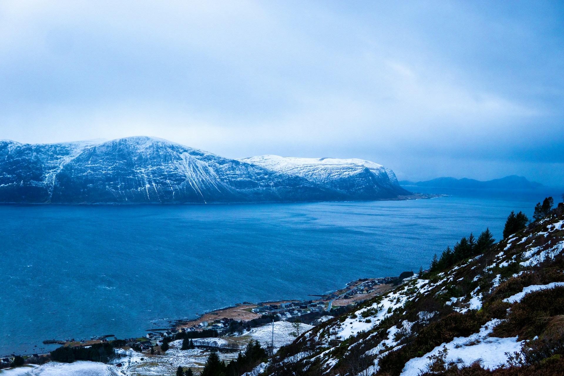 Norsk fjordlandskap med fjell og stille vann