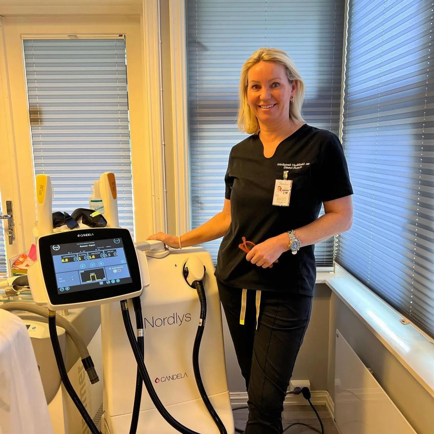 Sissel Busch ved Candela Nordlys-laseren i klinikken