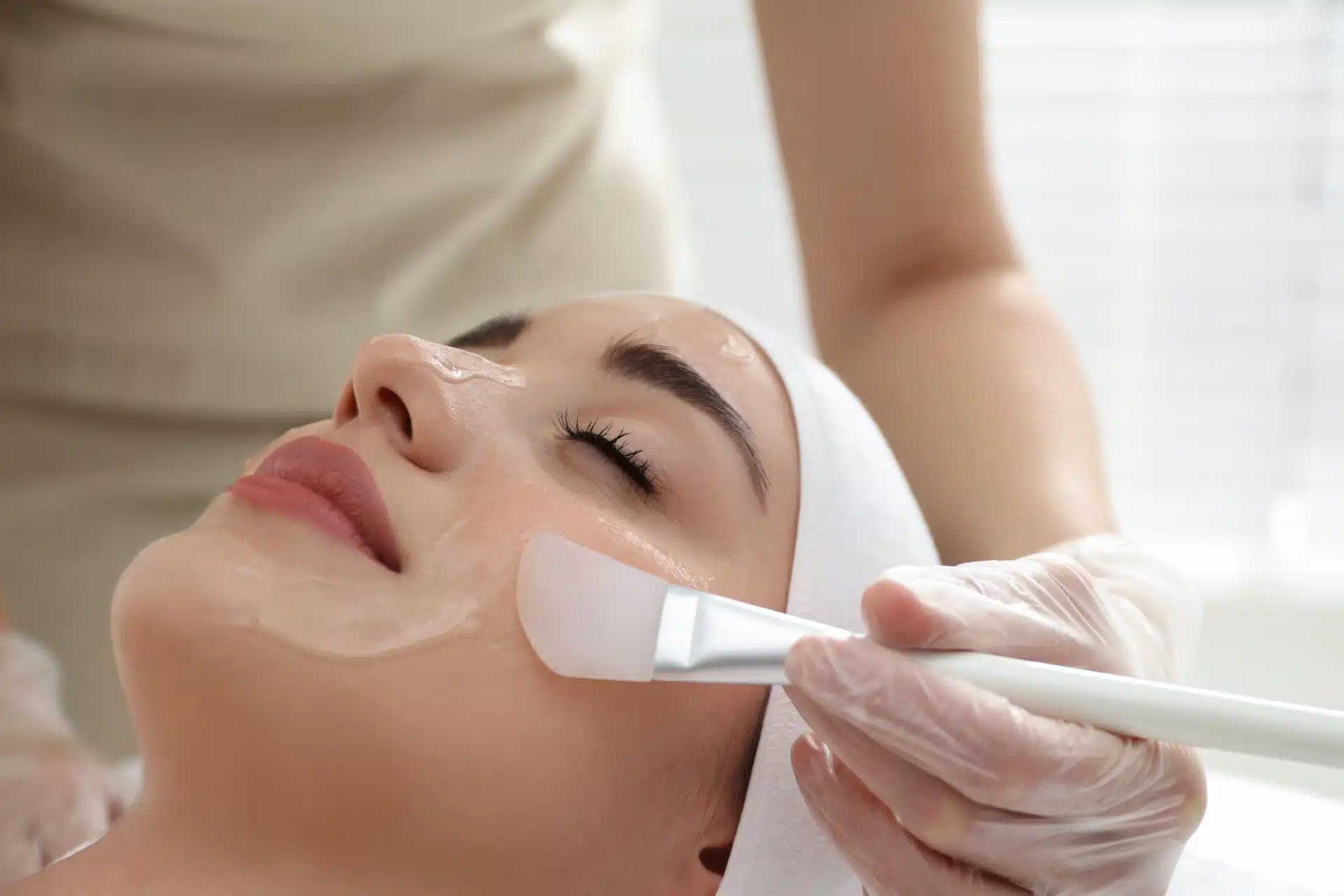 Ansiktsbehandling med peeling